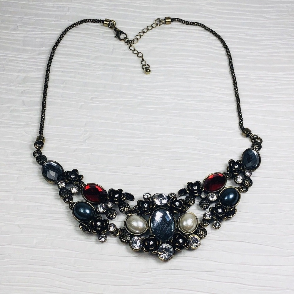 KISS ME Statement Necklace Flowers Cabachons